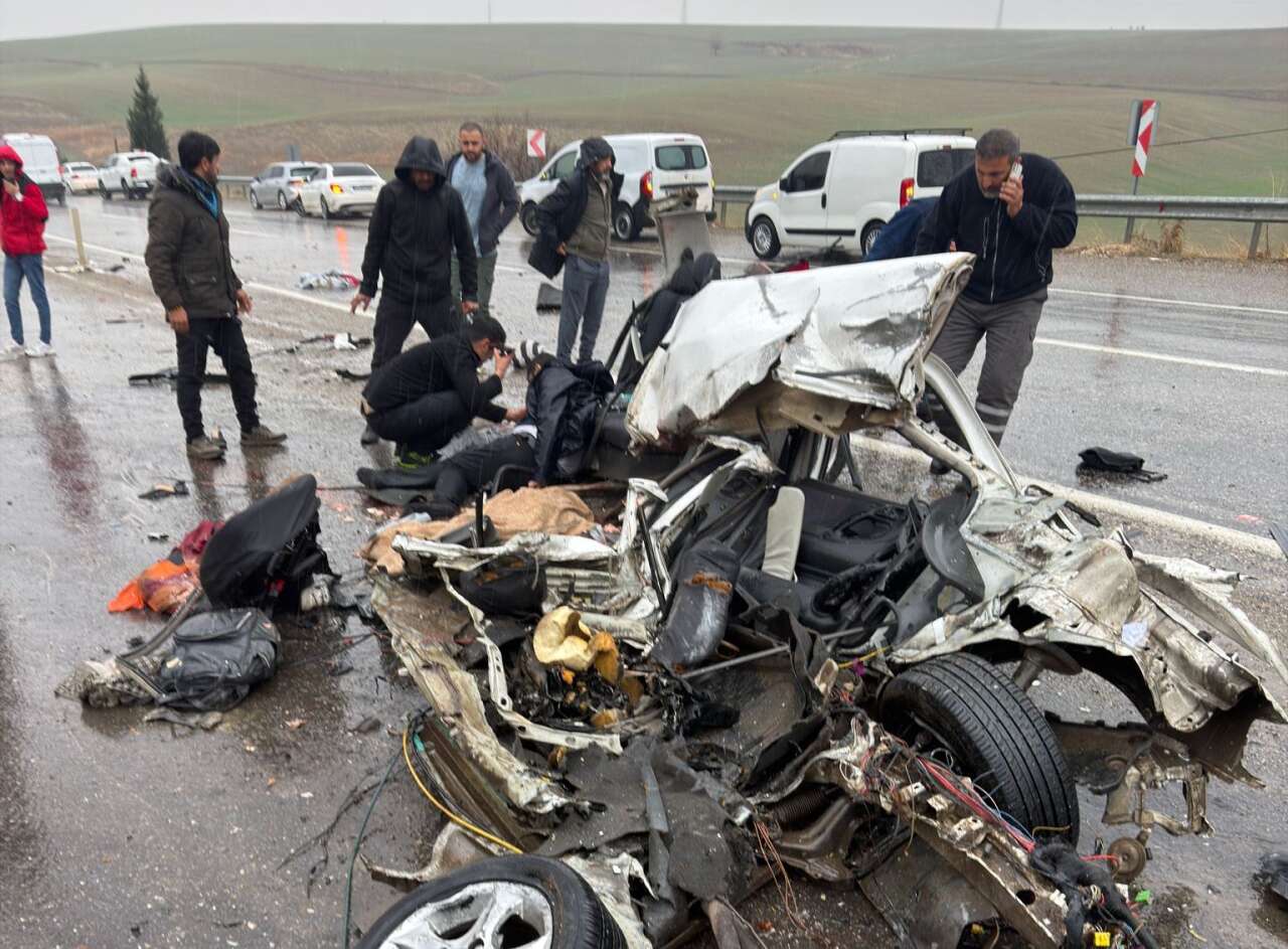 Otobüsle çarpışan otomobil adeta yok oldu! 3 ölü, 3 yaralı var 13